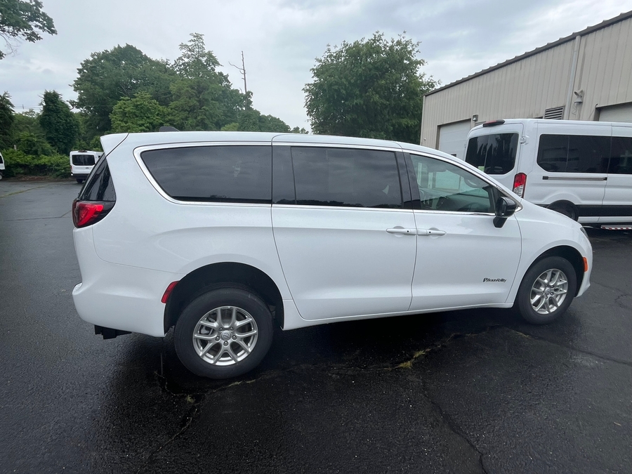 White Chrysler Voyager image number 7