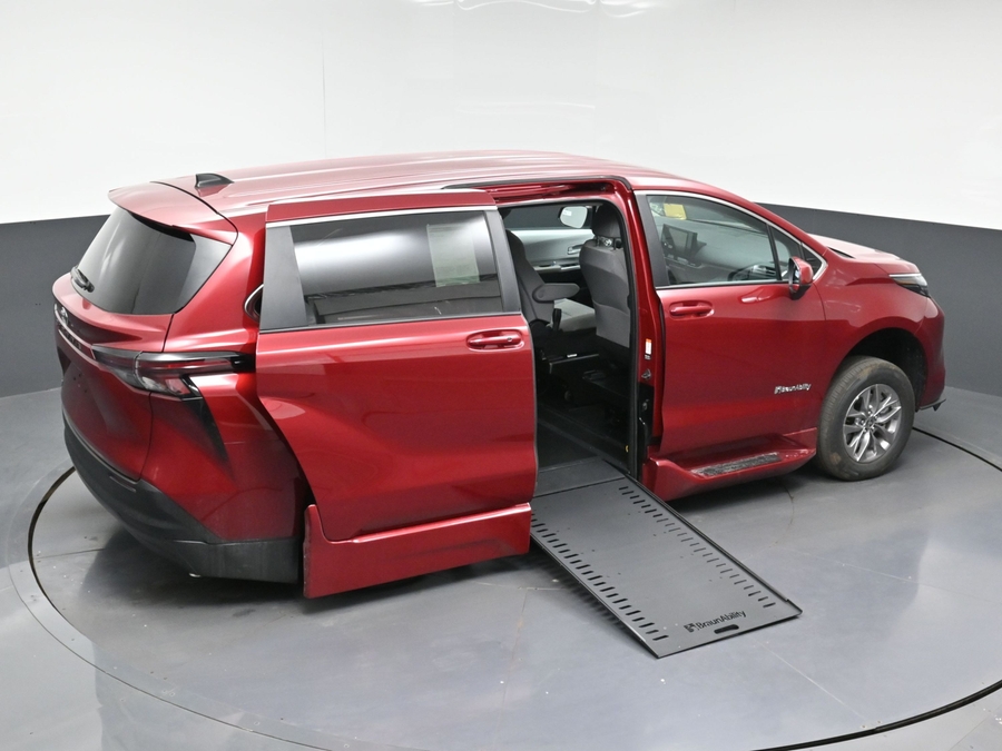New 2026 Toyota Sienna Hybrid LE - BraunAbility Side Entry In Floor Automatic Ramp