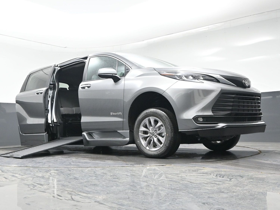 Grey Toyota Sienna image number 17