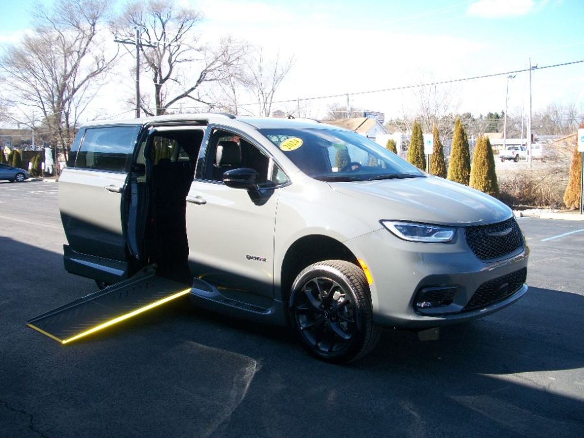Grey Chrysler Pacifica image number 3