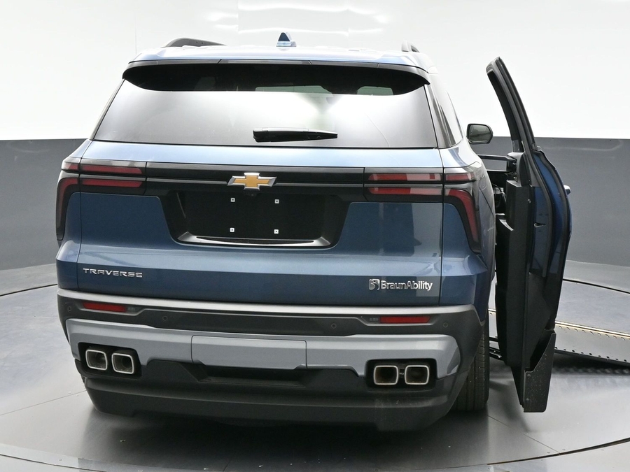 Blue Chevrolet Traverse image number 7