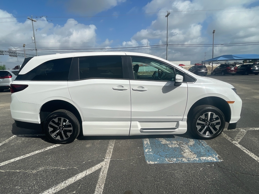 White Honda Odyssey image number 4