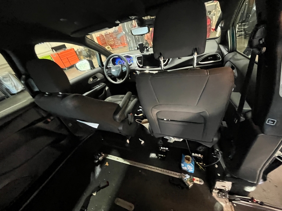 2024 Chrysler Pacifica Touring - Photo 12