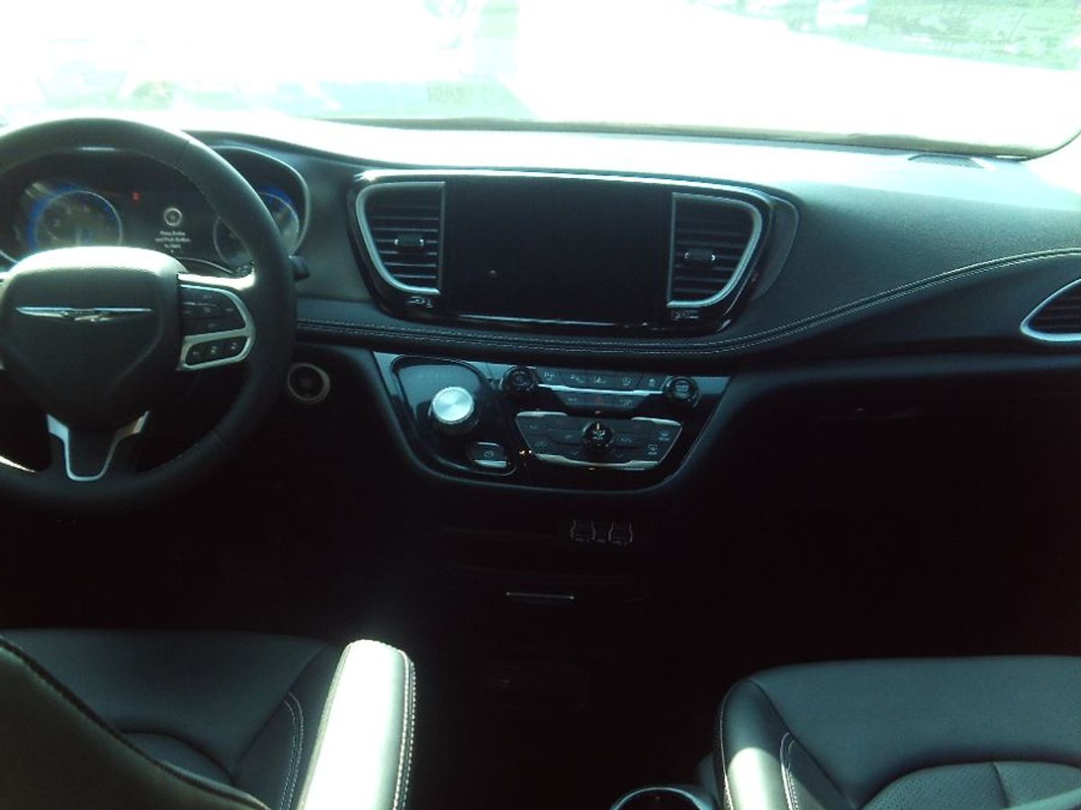 Grey Chrysler Pacifica image number 7