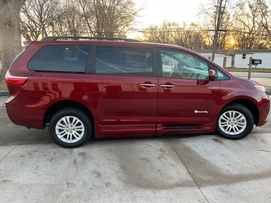 Used 2015 Toyota Sienna XLE - BraunAbility Side Entry Entry Fold Out Automatic Ramp