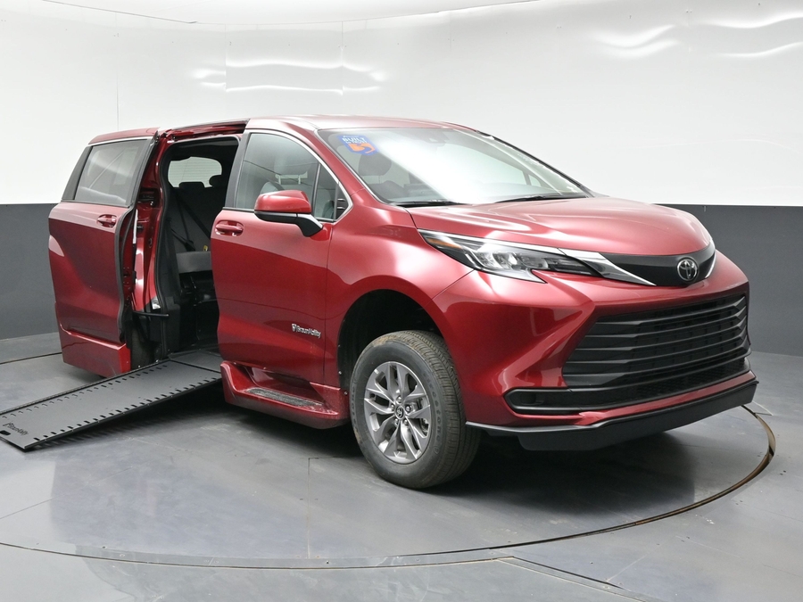 New 2026 Toyota Sienna Hybrid LE - BraunAbility Side Entry In Floor Automatic Ramp