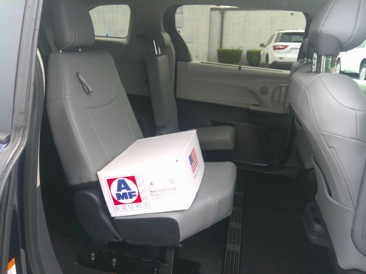 Blue Toyota Sienna image number 16