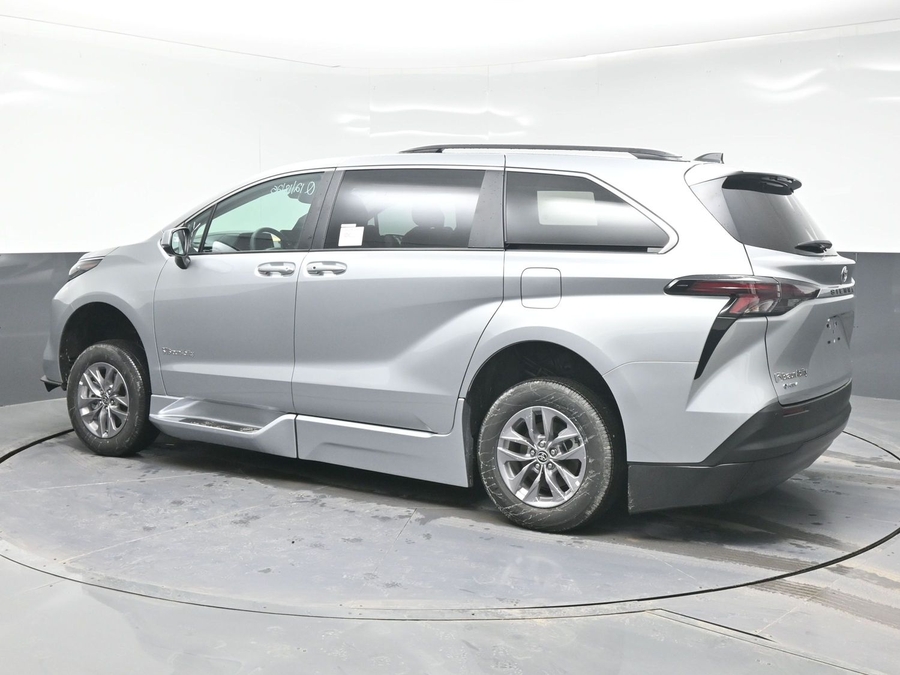 New 2025 Toyota Sienna Hybrid XLE PLUS - BraunAbility Side Entry Entry Fold Out Automatic Ramp