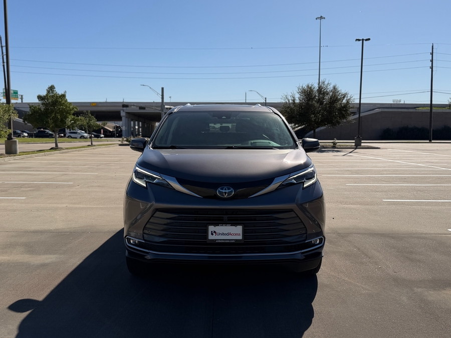Used 2023 Toyota Sienna Hybrid Platinum - BraunAbility Side Entry Entry In Floor Automatic Ramp