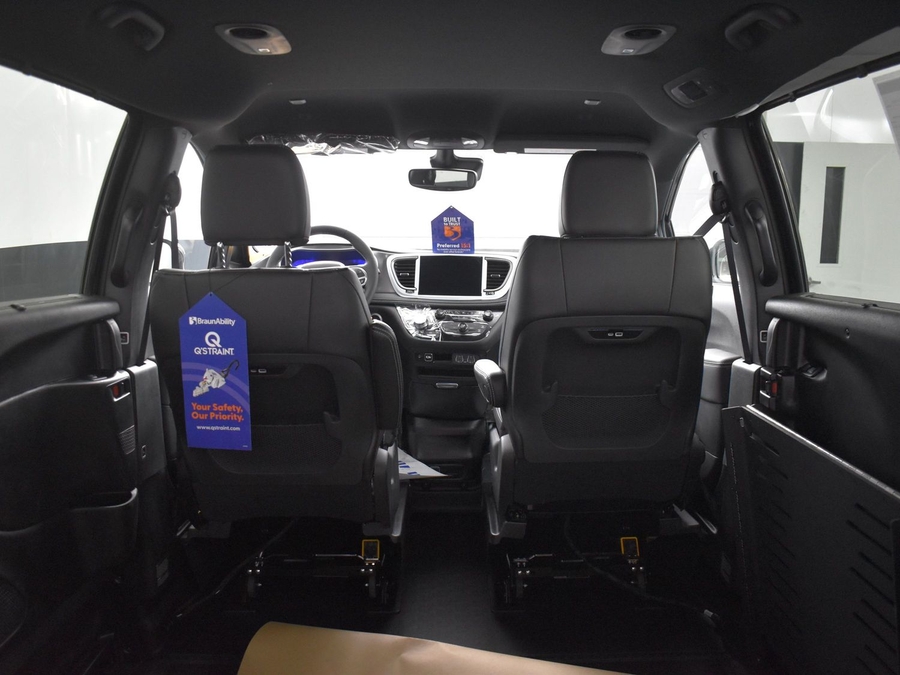 Black Chrysler Pacifica image number 14