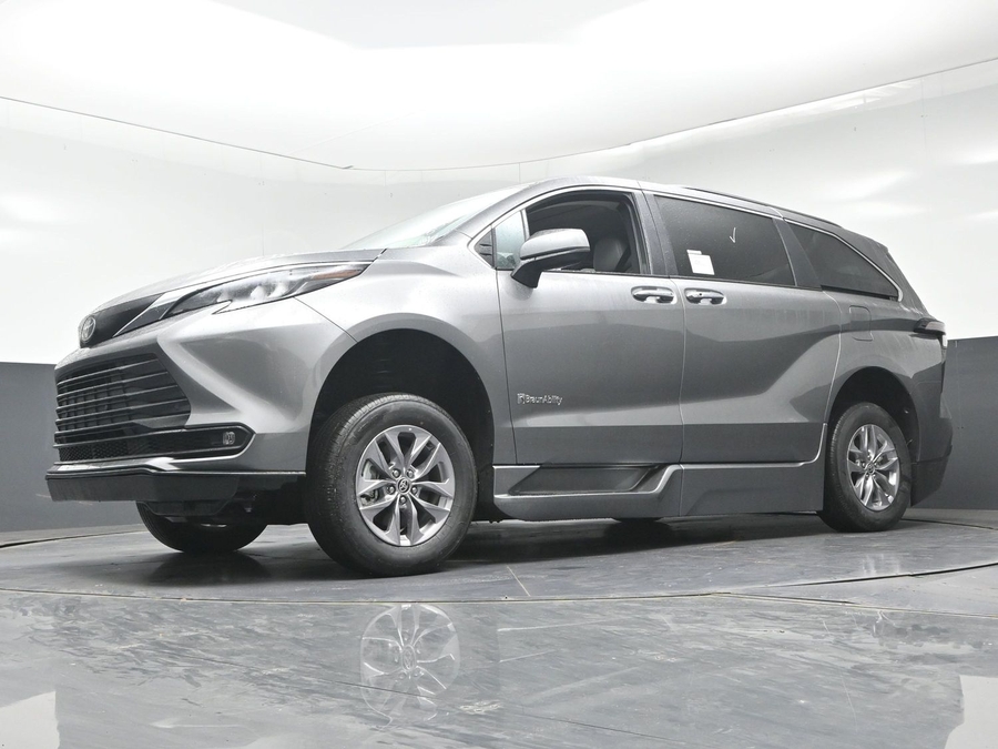 New 2026 Toyota Sienna Hybrid XLE Base - BraunAbility Side Entry Fold Out Automatic Ramp