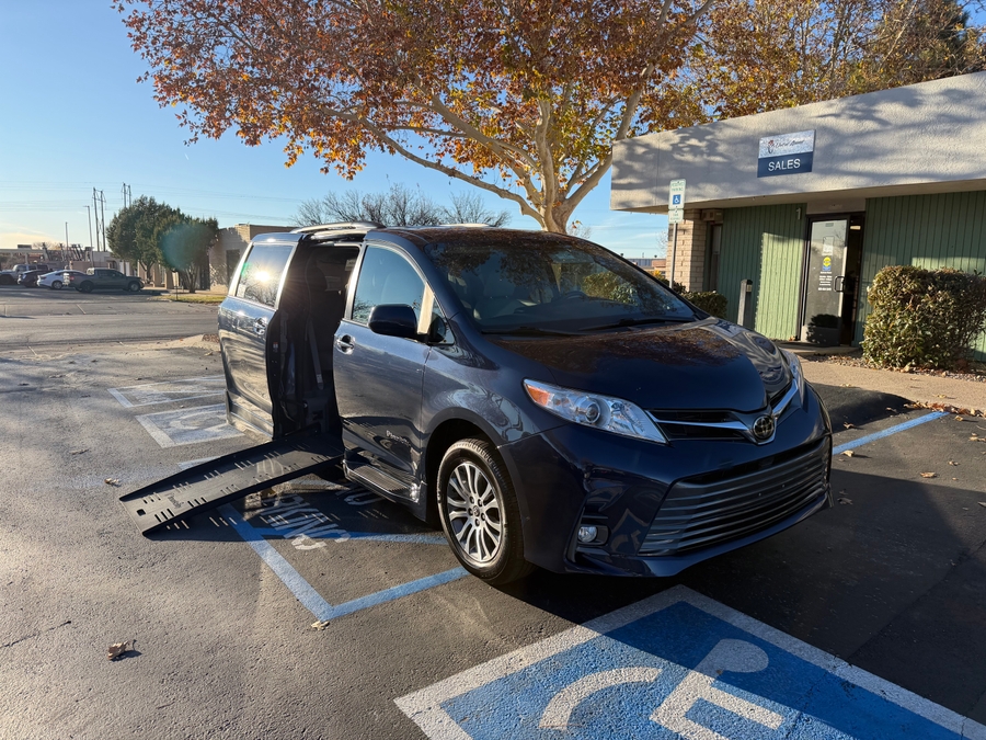 2020 Toyota Sienna XLE's photo