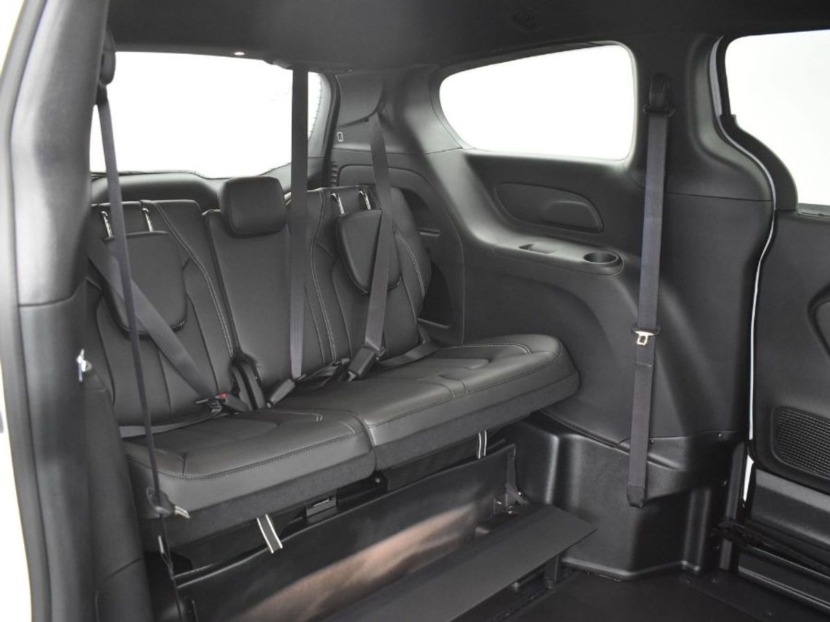 2024 Chrysler Pacifica Touring L - Photo 12