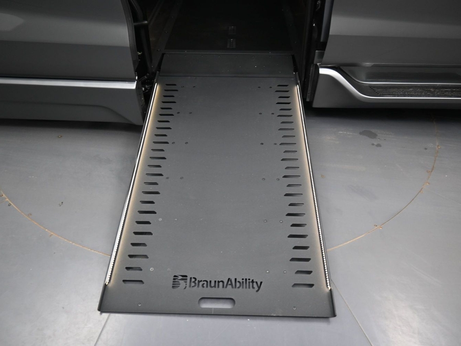 Grey Toyota Sienna image number 3