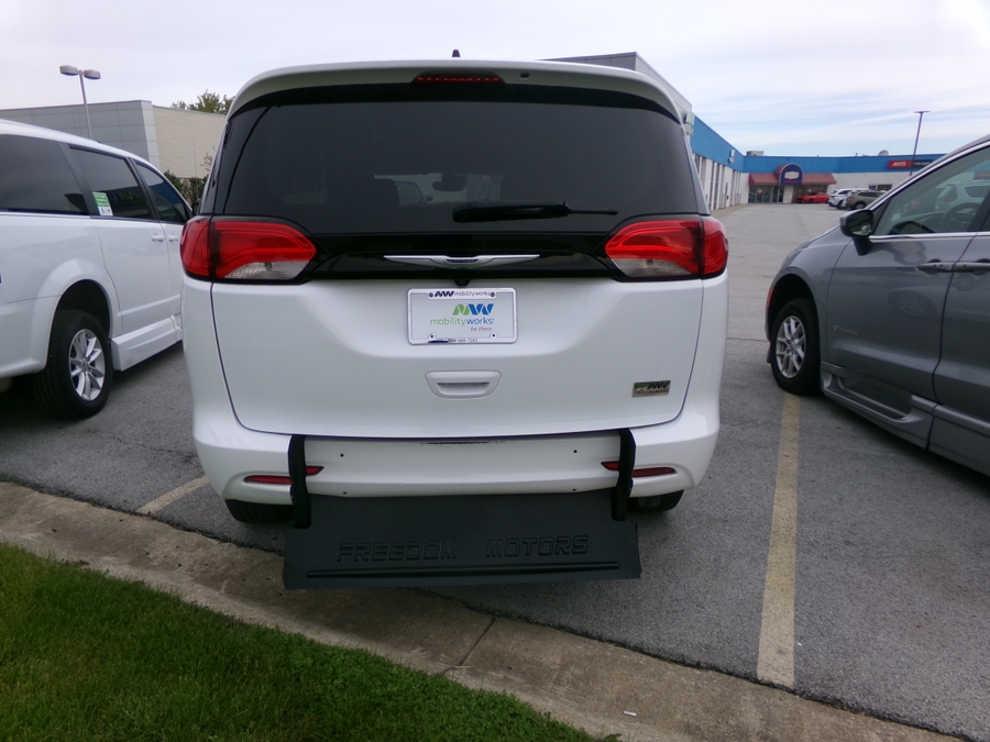 White Chrysler Voyager image number 26