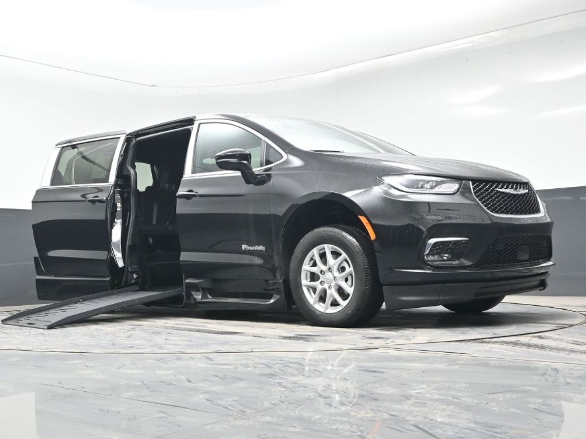 Black Chrysler Pacifica image number 15