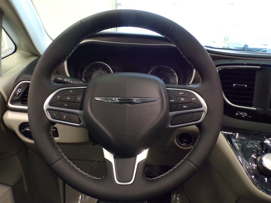 Black Chrysler Voyager image number 16