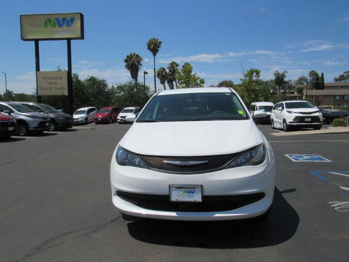 White Chrysler Voyager image number 1