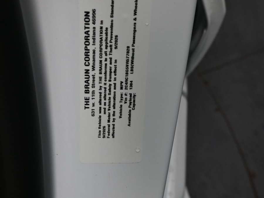 White Chrysler Pacifica image number 20