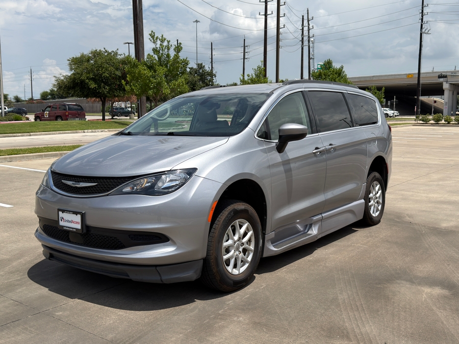 Used 2021 Chrysler Voyager LXi - BraunAbility Side Entry Fold Out Automatic Ramp