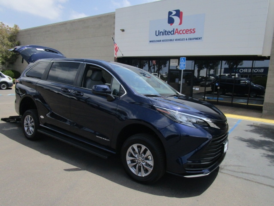 New 2026 Toyota Sienna Hybrid FWD LE - Vantage Mobility Commercial Rear Entry Entry Fold Out Manual Ramp