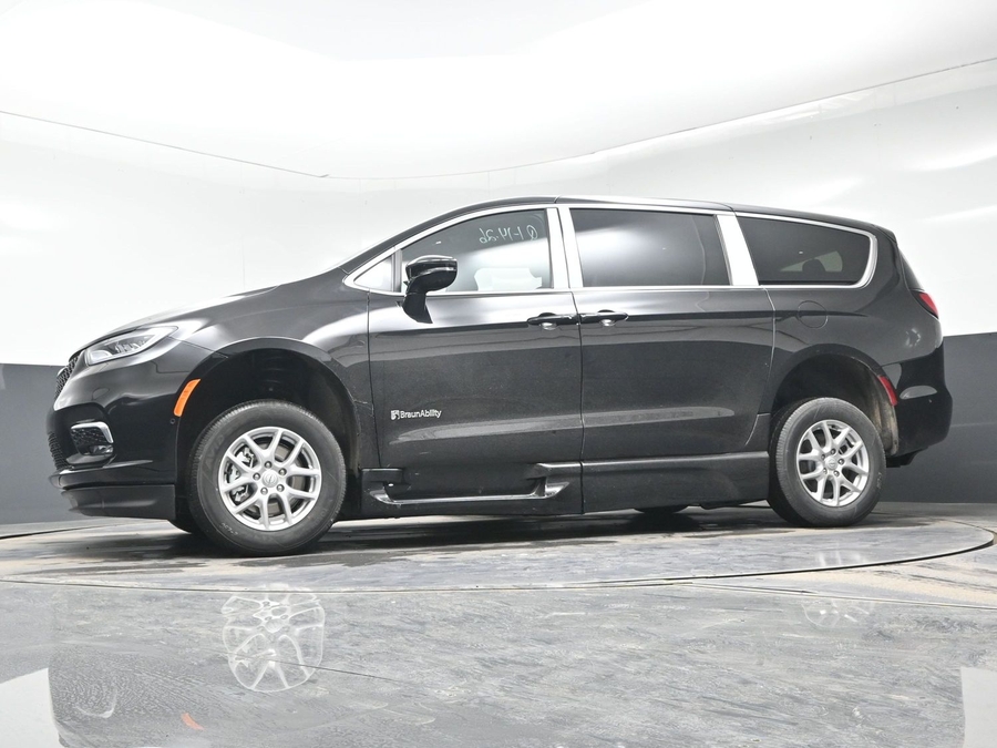 Black Chrysler Pacifica image number 19