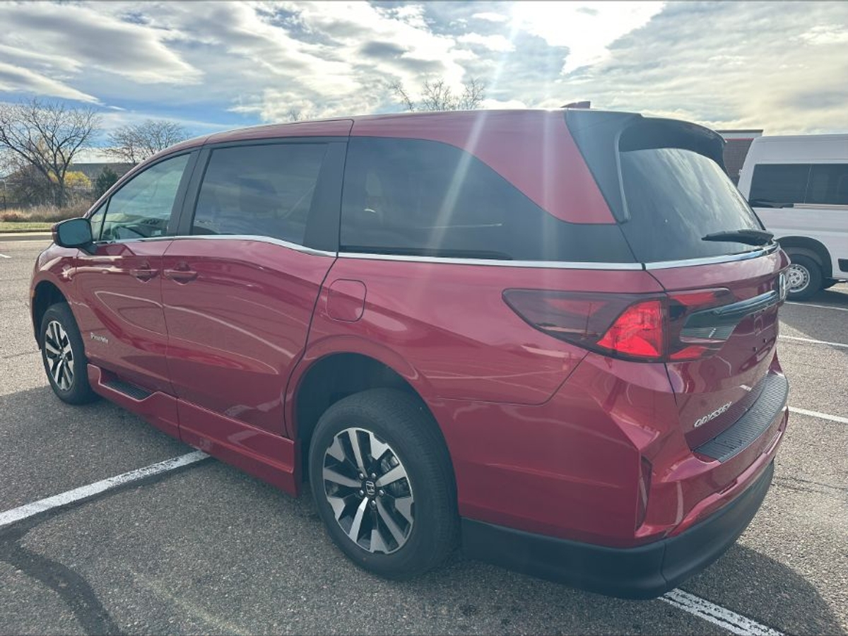 Red Honda Odyssey image number 5