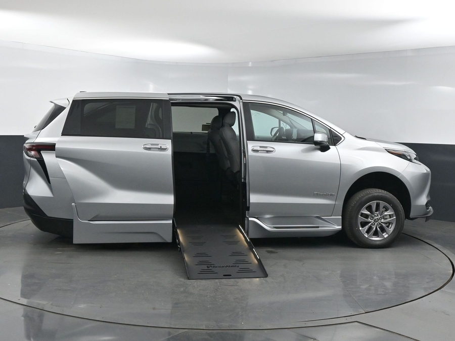 New 2025 Toyota Sienna Hybrid XLE Base - BraunAbility Side Entry Entry Fold Out Automatic Ramp