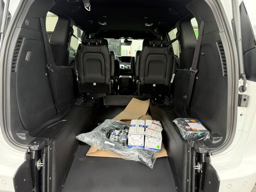 White Chrysler Voyager image number 6