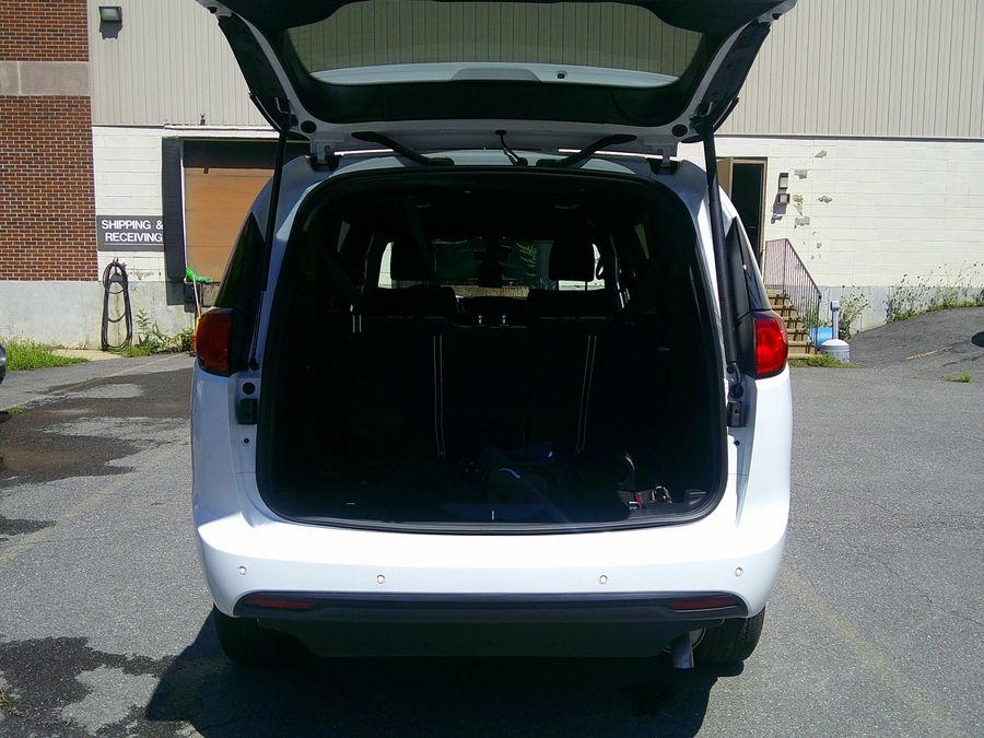 White Chrysler Voyager image number 20
