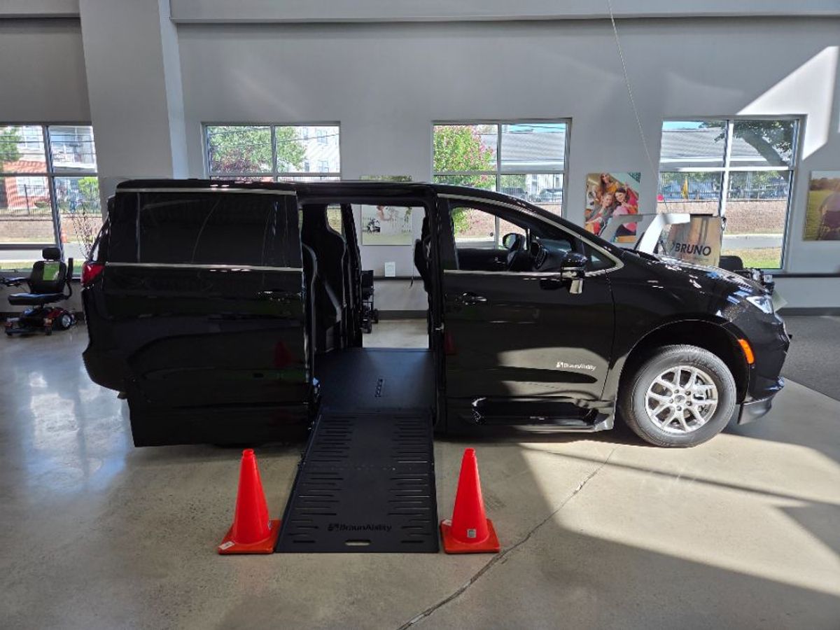 2025 CHRYSLER PACIFICA - Image 2