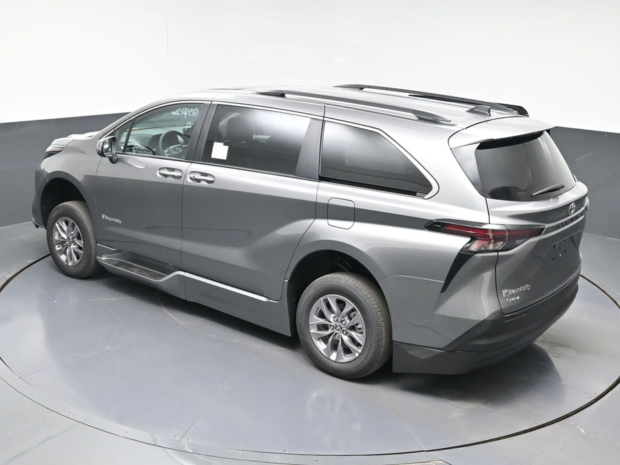 New 2026 Toyota Sienna Hybrid XLE Base - BraunAbility Side Entry Entry Fold Out Automatic Ramp