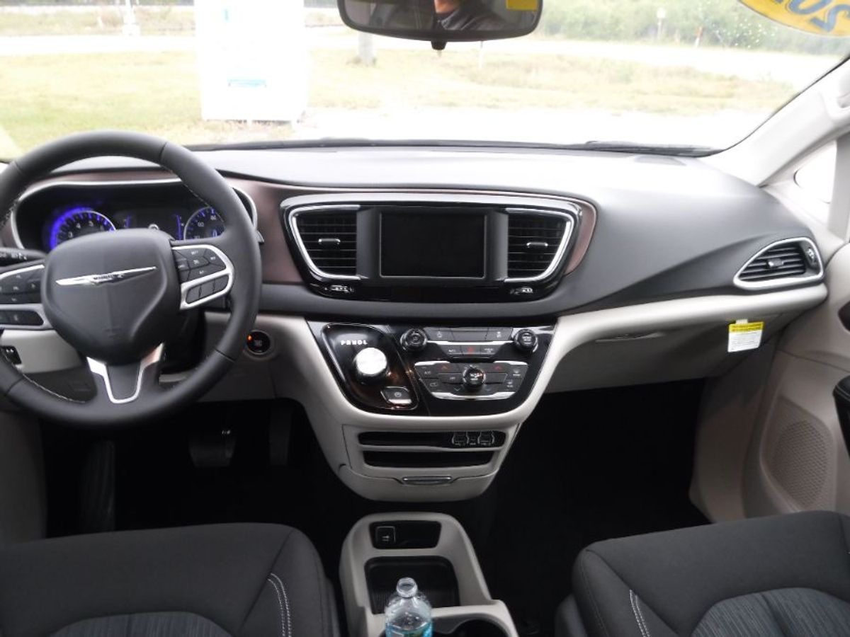 2024 CHRYSLER VOYAGER - Image 11