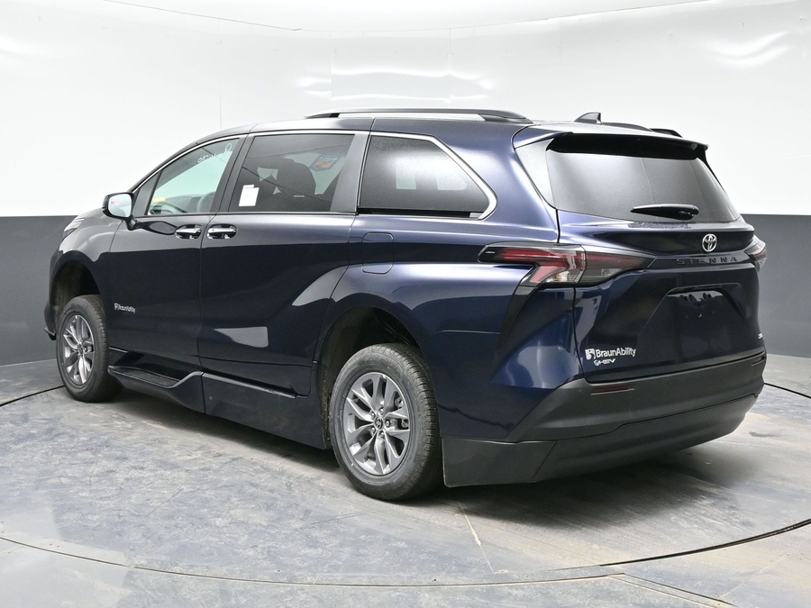 New 2026 Toyota Sienna Hybrid XLE Base - BraunAbility Side Entry In Floor Automatic Ramp