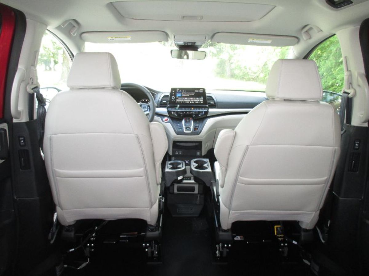 Red Honda Odyssey image number 13