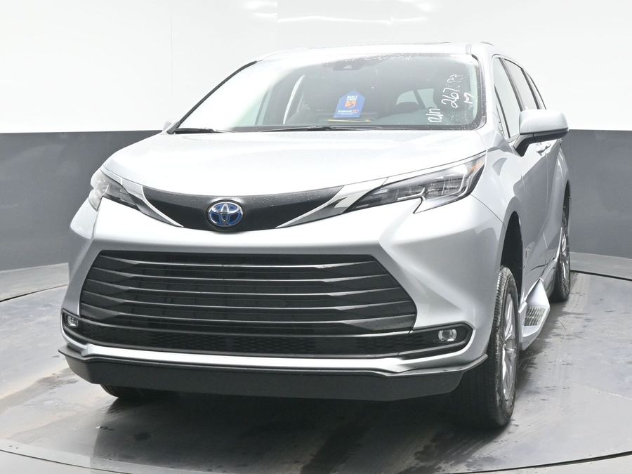 New 2025 Toyota Sienna Hybrid XLE PLUS - BraunAbility Side Entry Entry Fold Out Automatic Ramp