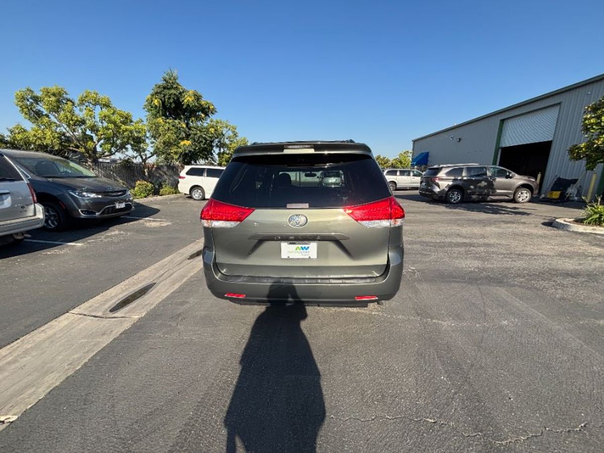 Green Toyota Sienna image number 3
