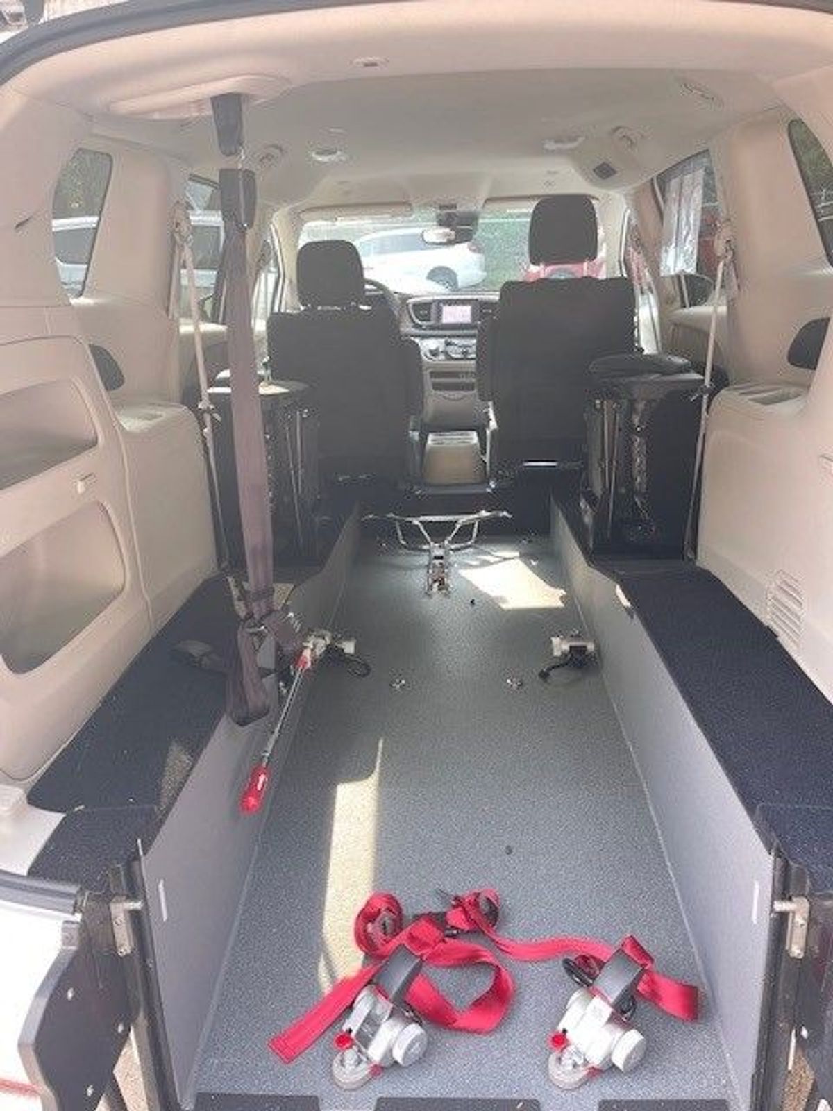 White Chrysler Voyager image number 2
