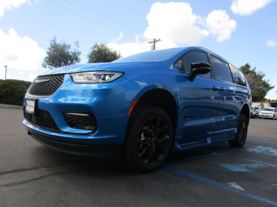 New 2026 Chrysler Pacifica Select Sport - BraunAbility Side Entry Entry In Floor Automatic Ramp