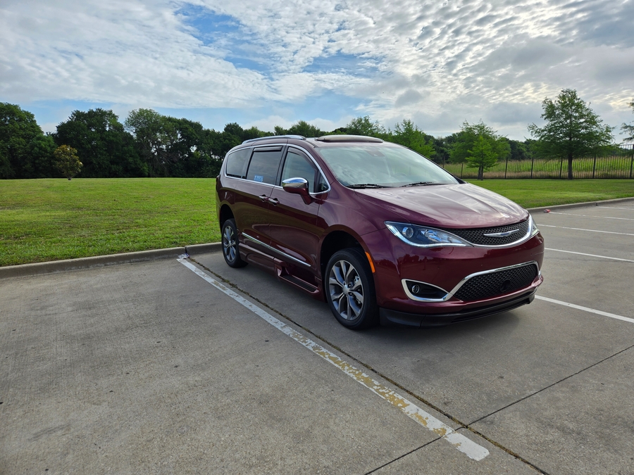 Used 2018 Chrysler Pacifica Limited - BraunAbility Side Entry Entry In Floor Automatic Ramp