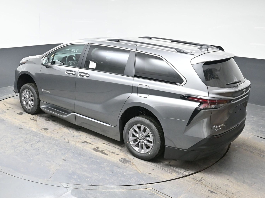 New 2026 Toyota Sienna Hybrid XLE Base - BraunAbility Side Entry Entry Fold Out Automatic Ramp