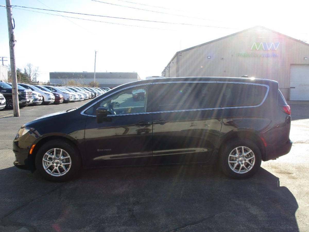 2024 CHRYSLER VOYAGER - Image 2