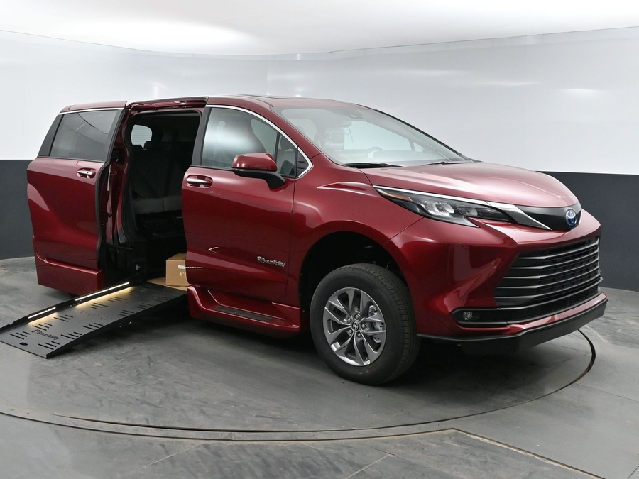 New 2026 Toyota Sienna Hybrid XLE Base - BraunAbility Side Entry Entry Fold Out Automatic Ramp