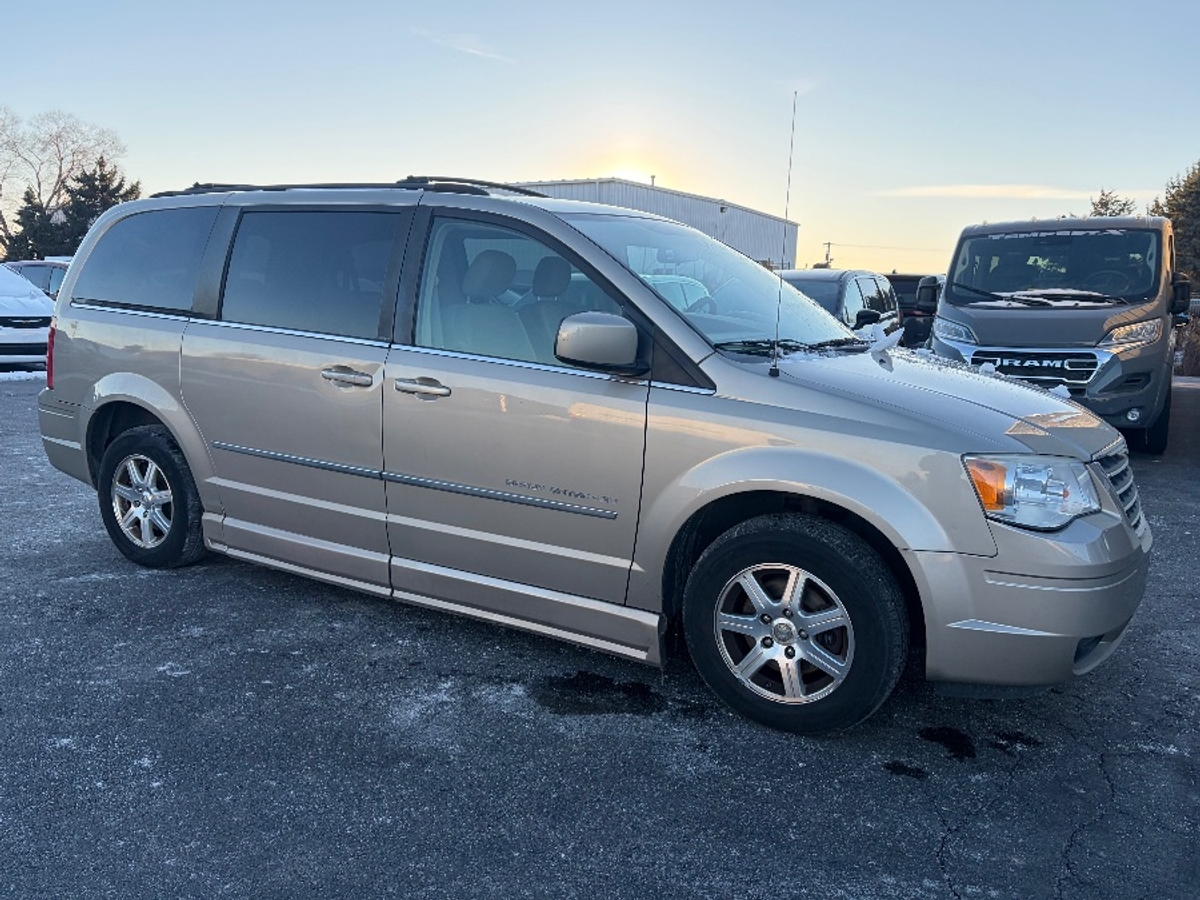 2009 CHRYSLER TOWN AND COUNTRY - Image 13