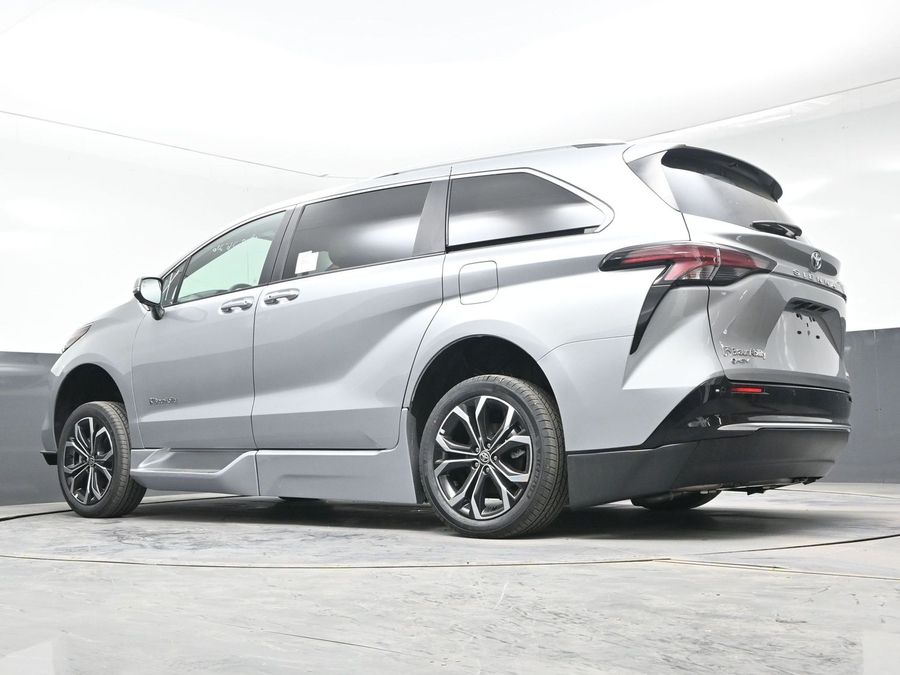 New 2025 Toyota Sienna Hybrid Platinum - BraunAbility Side Entry Entry In Floor Automatic Ramp