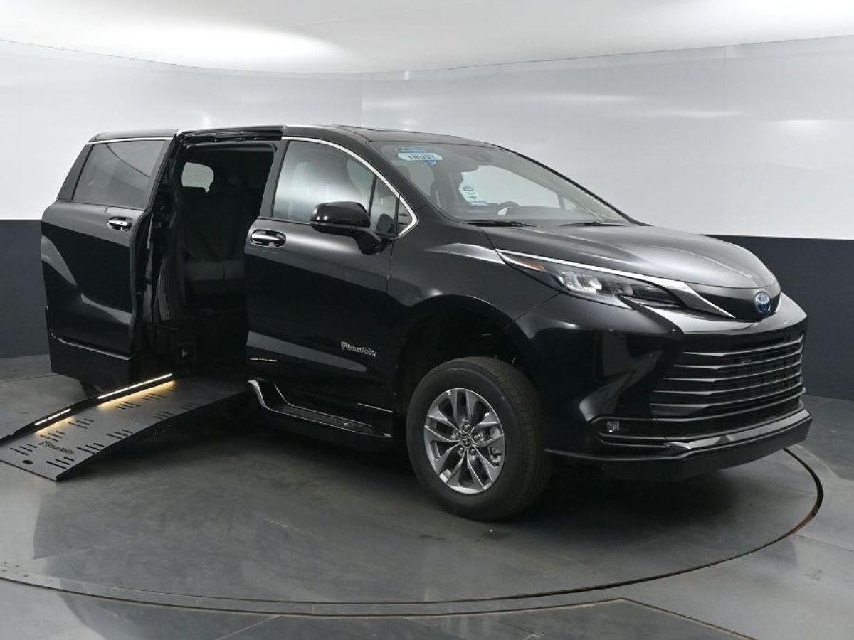 2025 TOYOTA SIENNA - Image 2