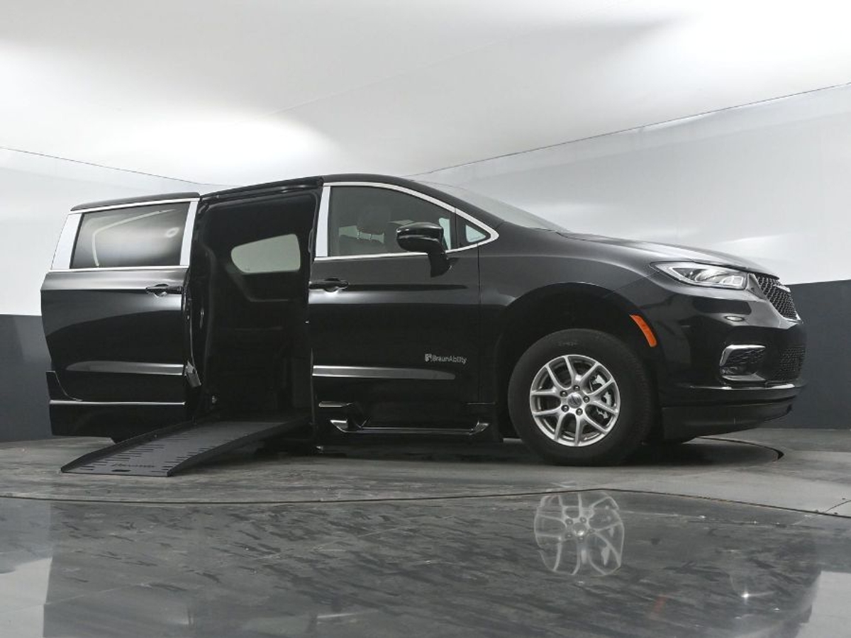 Black Chrysler Pacifica image number 18