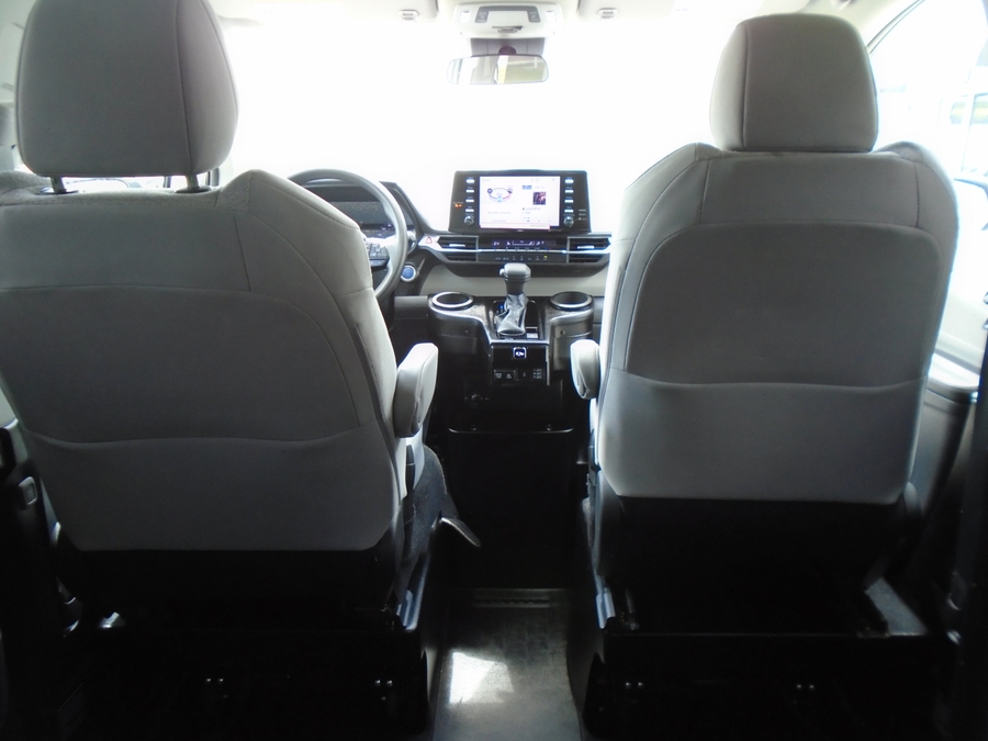 Grey Toyota Sienna image number 12