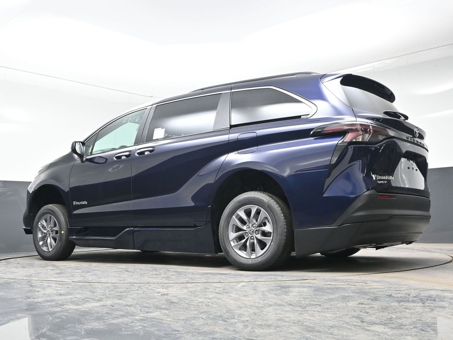 New 2026 Toyota Sienna XLE Add - BraunAbility Side Entry Entry Fold Out Automatic Ramp