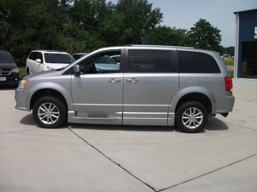 Used 2019 Dodge Grand Caravan SXT - BraunAbility Side Entry Entry Fold Out Automatic Ramp